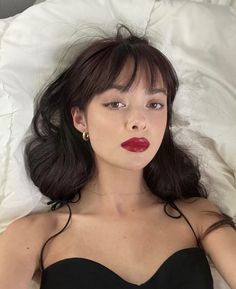 Dark Christmas Makeup, Dark Hair Red Lips, Brown Hair Red Lips, French Girl Makeup, French Makeup, Red Lips Makeup Look, Stephanie Garber, Red Lip Makeup, Brown Eyeliner