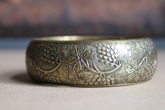 Bangle braceletWith its all over pattern of beautifully detailed flowers. It has been very well made of brass, probably in India.Vintage 1960s Bangle Bracelet Inlaid Bonenin Chunky BrassDiameter of this bracelet is 6,5 cm the width of this bracelet is 2.5 cm.Condition: very good condition13. Boho Bangle Bracelets, Boho Bangle, All Over Pattern, Brass Bracelet, Bracelet Vintage, Gold Bangles, Vintage 1960s, Bangle Bracelet, Poland