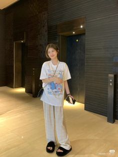 Ulzangg Outfit, Oversize Tshirt Outfits, Tomboy Hairstyles, Lazy Outfits, Bagan, Ulzzang Fashion, Casual Chic Outfit, Abayas Fashion, Korea Fashion