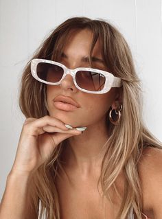 White Sun Glasses Aesthetic, White Glasses Aesthetic, Retro Sunglasses Aesthetic, White Sunglasses Outfit, Creeper Sunglasses, Aesthetic Sunglasses, Sunglasses Rectangular, 70s Sunglasses, Sunglasses Aesthetic