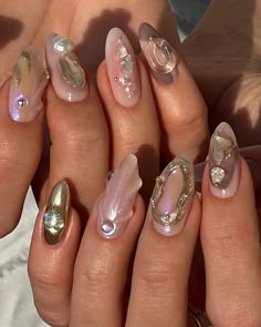 nails nail art shell Nails With Shell Flakes, Shells Nails, Mermaid Seashell Nails, Shell Nails Seashells, Egg Shell Nails, Seashells Nails, Oyster Shell Nails, Sea Shell Nail Art, Nail Inspo Korean