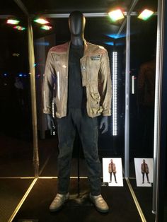 a star wars movie costume on display in a glass case