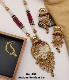 Gold Neckles, Bengali Jewellery, Mughal Jewelry, Antique Necklace Gold, Hyderabadi Jewelry, Mangalsutra Design, Chanel Nails, Black Beads Mangalsutra Design