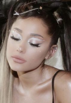 Pearl Makeup Looks, Pearl Makeup, Angel Makeup, Concert Makeup, White Eyeshadow, Smink Inspiration, Ethereal Makeup