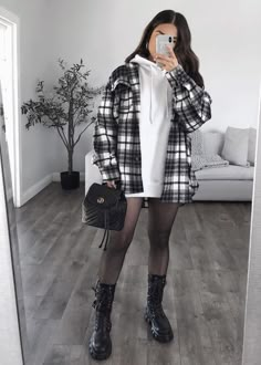 Mode Ulzzang, Midsize Outfits, Mirror Picture, Simple Fall Outfits, Plaid Shacket, Fall Clothes, Looks Black