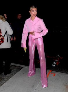 ɢ ᴏ ᴏ ᴅ ʟ ɪ ғ ᴇ « Hailey Bieber Pink Outfit, Pink Orange Dress Outfit, Monochromatic Outfit Party, Extra Party Outfits, Vogue Party Outfits, Bright Party Outfit, Hailey Bieber Party Outfit, Monochrome Party Outfit, Pop Of Pink Outfit