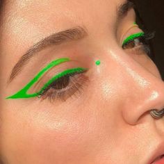 Grafik Eyeliner, Makeup Verde, Editorial Make-up, Festival Make Up, Maquillage On Fleek, Green Eyeliner, Neon Makeup