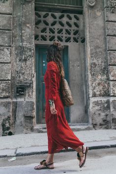 Collage Vintage Stile Hippie Chic, Pompom Sandals, Knot Hairstyle, Hairstyle Outfit, Mode Prints, Walking Down The Street, Estilo Hippie, Mode Boho, Collage Vintage