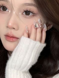 Aesthetic Korean Makeup Looks, Wonyoung Eye Makeup, Angel Eye Makeup, Makeup Inspo Korean, Angelic Makeup Aesthetic, Korean Inspired Makeup, Chinese Makeup Look, Angel Eyeshadow, Asian Makeup Tutorials