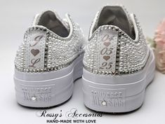 Las hermosas y románticas zapatillas de boda son un accesorio perfecto para su día especial. Estas zapatillas Converse Chuck Taylor All Star de color blanco con parte superior baja para bodas están adornadas con perlas y cristal transparente por todas partes, con un cordón de zapato con cinta de satén blanco para atar. Este Chuck Taylor All Star Monochrome Low Top tiene la mitad de tamaño grande. Hecho a mano por encargo, así que por favor déjame suficiente tiempo antes de la fecha de tu boda. L Silver Sneakers For Wedding With Round Toe, Silver Lace-up Sneakers For Wedding, White Round Toe Wedding Shoes For Destination Wedding, Silver Lace-up Wedding Shoes, Customizable Round Toe Wedding Shoes, Customizable Low-top Wedding Shoes, Customizable Round Toe Wedding Shoes For Bridal Shower, Ribbon Shoe Laces, Converse Custom