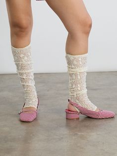 Fitted Lace Trim Socks For Summer, Summer Lace Trim Fitted Socks, White Footless Legwear For Spring, White Lace Trim Socks For Summer, Summer White Socks With Lace Trim, Spring White Lace Legwear, White Lace Legwear For Spring, Summer Lace Socks With Lace Trim, Spring Cream Stretch Knee-high Socks