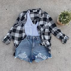 Flannel Concert Outfits, Flannel Summer Outfits, Short Sleeve Flannel Outfits, Flannel Around Waist Outfit, Flannel And Jeans Outfit, Trendy High School Outfits, Outfits With Flannels, How To Style A Flannel Shirt, Flanel Outfit