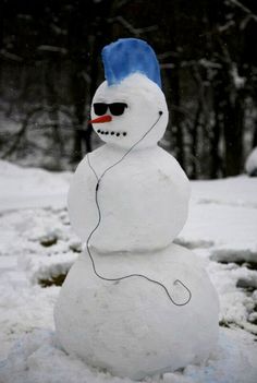 a snowman wearing sunglasses and a blue hat with the words frisur sitt cool aushen ist alles