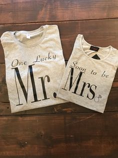 Bride And Groom T Shirt Ideas, Engagement Tshirts Just Engaged, Couple T Shirts For Pre Wedding, Couple Tee Shirts Ideas, Engagement Shirts Couple, Champagne Engagement Party, Bride And Groom Tshirts, Bridal Crafts, Married Couple Shirts