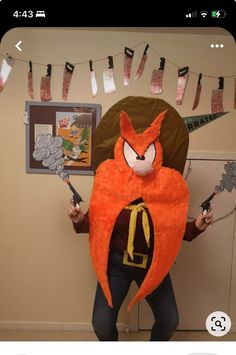 Daffy Duck Costume Diy, Cartoon Characters Costumes Ideas, Clever Halloween, Mascaras Halloween, Yosemite Sam, Homemade Halloween Costumes