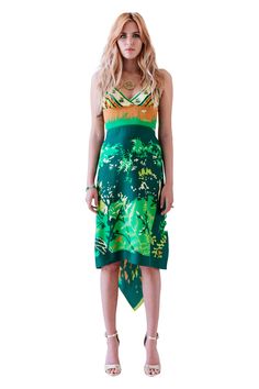 Robe écharpe licou style haut triangle Vivian avec imprimé "Green Dream" en édition limitée.



Sergé de soie et crêpe de Chine de soie

S'ajuste au cou, au milieu du dos et au bas du dos avec des liens

La taille 1 (P/S) correspond à la taille de robe 0-6

La taille 2 (M/L) correspond à la taille de robe 6-12




Livré avec une pochette de voyage assortie en soie avec cordon de serrage

Fabriqué à Los Angeles à partir de tissu importé

 Nettoyer à sec Silk Halter Neck Dress For Vacation, Silk Halter Dress For Summer Beach, Summer Vacation Silk Halter Dress, Silk Summer Dress With Handkerchief Hem, Silk Handkerchief Hem Summer Dress, Summer Silk Dress With Handkerchief Hem, Green Silk Bohemian Midi Dress, Green Silk Halter Neck Dress, Green Bias Cut Midi Dress For Summer