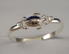 a close up of a ring with a crab on it