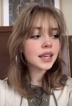 Short Blonde Hair Bangs Aesthetic, Shoulder Length Hair Colors Ideas, Short Curtain Bangs Medium Hair Straight, Women’s Wolfcut, Short Hair With Bangs For Heart Shaped Faces, Cute Shoulder Length Haircuts With Bangs, Wispy Bangs Inspiration, Bangs For Oval Face Short Hair, Shoulder Length Bangs Layers