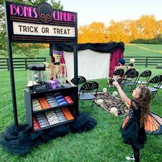 Halloween Decorations Backyard Party, Halloween Movie Night Birthday Party, Diy Movie Concession Stand, Outdoor Movie Night Halloween, Movie Theater Concession Stand Ideas, Halloween Concession Stand, Outdoor Halloween Movie Night Ideas, Tent Or Treat Ideas, Scary Movie Themed Birthday Party