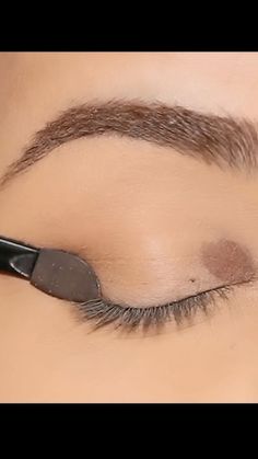 Natural Eyeshadow Looks Step By Step, Simple Eyeshadow Tutorial For Beginners, Basic Eyeshadow Looks, Easy Eyeshadow Tutorial, How To Use Eyeshadow, Simple Eyeshadow Tutorial, Contour Tricks, Eyeshadow Techniques, Beginner Eyeshadow