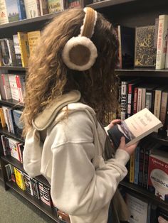 Brunette Glasses, Curly Hair Girl, Girl Reading Book, Fred Weasley, Nyc Aesthetic, Swing Dance, Downtown Girl, Hair Girl, Girl Reading