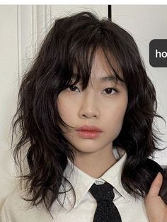 Shaggy Asian Hair, Hoyeon Hair, Wavy Short Hair With Bangs, Korean Short Hair, Asian Short Hair, Hair Inspiration Short, Shot Hair Styles, Hair Stylies, Haircuts For Medium Hair