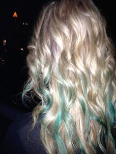 Blonde With Neon Highlights, Green In Blonde Hair, Teal Hair Highlights Blonde, Aquamarine Movie Hair, Blond And Teal Hair, Teal Streaks In Blonde Hair, Light Blue Hair Streaks, Aquamarine Highlights Hair