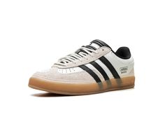 Adidas Gazelle Indoor "Bad Bunny" er en limited edition sneaker skabt i samarbejde med den populære puerto-ricanske artist Bad Bunny. Denne sko er en del af Adidas' Gazelle-serie, som er kendt for sit klassiske design og vintage æstetik, men med et moderne twist takket være samarbejdet med Bad Bunny. SKU: IF9735 Colorway: OFF WHITE/BLACK/GUM Release: 2024 Adidas Gazelle Indoor Outfit, Adidas Bad Bunny, Mid Jordan 1, Low Jordan 1, Adidas Gazelle Indoor, Ugg Ultra Mini, Supreme Hoodie, Supreme T Shirt, Outfit Hombre