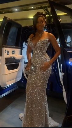 Luxury Cars For Prom, Md Prom Dresses, Silver Gala Dress, Classy Prom Dresses Black Women, Prom Location Ideas, Pagent Outfit Ideas, Strapless Prom Dress Black Women, Silver Dress Outfit Black Women, Silver Dress Birthday Outfit