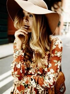 70's fashion consisting of chic wide sun hats, floral dresses, and brown leather satchels. 70s Inspiration, Stile Boho Chic, Boho Mode, Fashion 70s, Floppy Hats