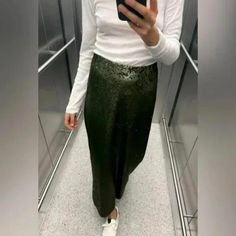 Skirt With A High Elastic Waist. Sequin Appliqus. Green Long Skirt For Night Out, Zara Long Pleated Skirt, Green Relaxed Fit Skirt For Night Out, Elegant Green Zara Skirt, Zara Evening Skirt, Zara Skirt For Evening, Zara Green Midi Skirt, Zara Evening Midi Skirt, Zara Green Relaxed Skirt