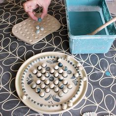 Ceramic Games Handmade, Pottery Projects Handbuilt, Clay Games Diy, Ceramic Game Board, Handbuild Pottery Ideas, Functional Clay Ideas, Homemade Clay Ideas, Handbuilt Pottery Ideas Inspiration, Ceramic Ideas Projects