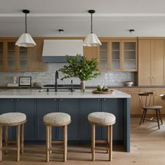 Charming 1950's neutral kitchen with navy blue island Scandinavian Kitchen Island, Round Kitchen Island, Blue Kitchen Island, Functional Kitchen Design, Navy Blue Kitchen