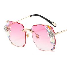 Stilvolle Sonnenbrille mit Strass-Verlauf

 Werten Sie Ihre Mode mit dieser rahmenlosen, trendigen Strass-Sonnenbrille auf. Diese Sonnenbrille mit Farbverlauf wurde entwickelt, um Ihrem Ensemble einen Hauch von Luxus zu verleihen und ist das perfekte Accessoire für jede stilvolle Frau. Das rahmenlose Design strahlt Modernität aus, während die aufwendigen Strassverzierungen an den Bügeln für ein glamouröses Flair sorgen.

 Diese mit Präzision gefertigte Sonnenbrille bietet nicht nur einen schicken Look, sondern auch optimalen UV-Schutz für Ihre Augen. Die Verlaufsgläser schützen Ihre Augen nicht nur vor schädlichen Sonnenstrahlen, sondern verbessern auch Ihre Sehkraft, indem sie sich an unterschiedliche Lichtverhältnisse anpassen.

 Egal, ob Sie am Strand spazieren gehen, die Stadt erkunde Rhinestone Sunglasses, Relaxing Outdoors, Rhinestone Embellishments, Gradient Sunglasses, Visible Light, Sun Rays, Round Face, Shine Bright, Look Chic