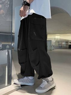 Korean Men Cargo Pants Outfit, Baggy Clothes Men, Korean Street Fashion Mens, Parachute Pants Men, Street Style Baggy, Trouser Pants Outfits, Style Baggy Pants, Black Cargo Pants Outfit, Cargo Pants Outfit Men