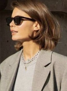 Bi bob, il caschetto della primavera Bob Hairstyles Blowout, Minimalist Hairstyle Short, Long Care Haircut, Chic Shoulder Length Hair, Shoulder Skimming Bob, 90s Short Blowout Hair, Classy Bob Haircut, Jaw Length Hair With Layers, Middle Aged Woman Haircut