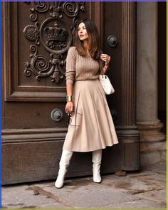 Beige Skirt Outfit, Rok Midi, Couture Dior, Rok Outfit, Madeleine Fashion, Skirt Outfit Ideas, Outerwear Trends, Gaun Fashion, Beige Skirt