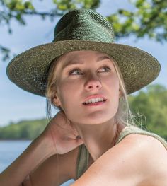 "Jaspar" is a light, tightly woven straw hat. The material "wheat straw braid" makes it more flexible and keeps its shape. No matter whether you are travelling, on a summer stroll through town or on a beach excursion, the airy summer hat makes for a cool look on hot days. Its medium-wide brim provides good protection. The high headboard plays with the androgynous shape. Casual and elegant, the hat fits her and him equally.  The production of a raw hat from "Wheat Straw Mottled" is very complex. Green Straw Hat With Short Brim, Green Fedora Straw Hat For Kentucky Derby, Green Curved Brim Fedora For Vacation, Green Fedora With Curved Brim For Vacation, Green Wide Brim Summer Fedora, Green Wide Brim Fedora For Summer, Green Wide Brim Fedora For Vacation, Green Fedora Straw Hat For Summer, Green Summer Fedora Straw Hat