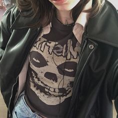 Leather Grunge Aesthetic, Pale Grunge Aesthetic Outfit, Leather Jacket Aesthetic Girl, Black Outfits Grunge, Layering Outfits Grunge, Vintage Grunge Aesthetic Outfits, Grunge Vibes Aesthetic, Vintage Jacket Aesthetic, Ropa Grunge Aesthetic