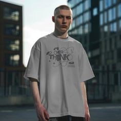 This high-quality oversized T-shirt made from robust 190gsm fabric is not only comfortable to wear, but also makes a statement! With the minimalist "Overthink" print, you're making a clear statement. The wide cut and loose fit ensure a casual look that's perfect for relaxed days or stylish streetwear combos. Ideal for anyone who wants to let their thoughts run free and stay fashionable! Oversized T-shirt With Embroidered Text For Streetwear, Modern Oversized T-shirt With Letter Print, Oversized White T-shirt With Lettering, Oversized Urban T-shirt With Letter Print, Oversized T-shirt With White Print For Streetwear, Shirt Oversize, T Shirt Oversize, T Shirt Oversized, Oversized T Shirt