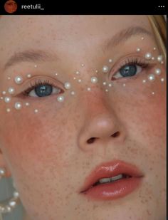 Pearl Bead Makeup, Pearl Festival Makeup, Diamond And Pearl Eye Makeup, Face Pearls Ideas, Mother Of Pearl Costume, Pearl Editorial Makeup, Peal Makeup, Pearl Pink Makeup, Stick On Pearls Makeup