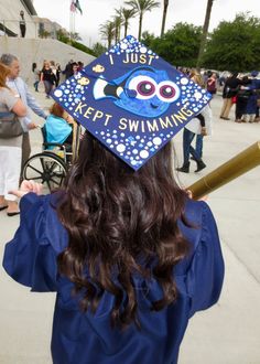 Dory Cap Graduation, Graduation Cap Designs Dory, Graduation Cap Designs University, Marine Science Graduation Cap, 5th Grade Graduation Cap Ideas, Inside Out Grad Cap, Cap Decoration Graduation 8th Grade