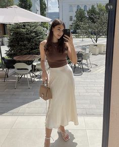 Long Silk Skirt Outfit, Satin Skirt Outfit Classy, Midi Skirt Outfit Casual, Uniqlo Women Outfit, Silk Skirt Outfit, Modest Girly Outfits, Satin Skirt Outfit, Elegant Summer Outfits, Classy Skirts