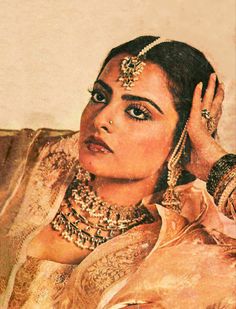 Moorish Fashion, Indian Retro, Rekha Actress, Vintage Bollywood Aesthetic, Bollywood Retro, Bollywood Aesthetic, 90s Bollywood Aesthetic, Bollywood Posters