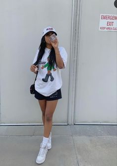 Hiphop Summer Outfits, Sweatpants Shorts Outfit Women, Summer Streetwear Women, Tomboy Outfits Summer, Chubby Girl Outfits, Streetwear Photoshoot, New York Outfits, Summer Streetwear, Shorts Outfits Women