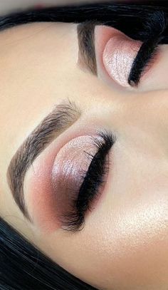 Blush Eyeshadow Looks Wedding, Eyeshadow Looks For Pink Dress, 18th Birthday Makeup Ideas, 18th Decorations, Pale Skin Eye Makeup, Artistic Eyeshadow, Eye Makeup Trends, Sweet 16 Makeup, Dream Quinceanera