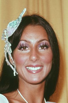 Cher 80s Makeup, Cher 1970s Makeup, Cher Eyelashes, 70s Movie Stars, Cher 60s Makeup, Cher Makeup Looks, Big Eye Makeup Looks, Cher 70s Outfit, Cher 70s Makeup