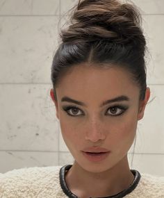 Marla Fontane Hair, Makeup To Shorten Face, Modern Grunge Makeup, Smudgy Eye Make Up, Kelsey Merritt Makeup, Makeup For Amber Eyes, Silver Or Gold Jewelry Skin Tone, Dark Natural Makeup, 90s Make Up Look