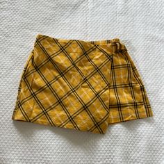 Cute Schoolgirl Style, Yellow Plaid Skort. Front Panel Ties On Side Over Shorts Underneath. Black, Grey, White Plaid Pattern. 100% Cotton Plaid Skort Outfit, Skort Outfit, Plaid Skort, Yellow Plaid, White Plaid, Plaid Pattern, Black Grey, Forever 21, Plaid