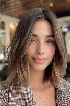 Shoulder-Length Middle Part Lob Haircut Purple Hair Color, Rambut Brunette, Brunette Hair With Highlights, Lob Hairstyle, Middle Part, Hair Color Balayage, Shoulder Length Hair, Fresh Look, Long Hair Cuts